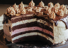 tort cu cremă de ciocolată albă și zmeură